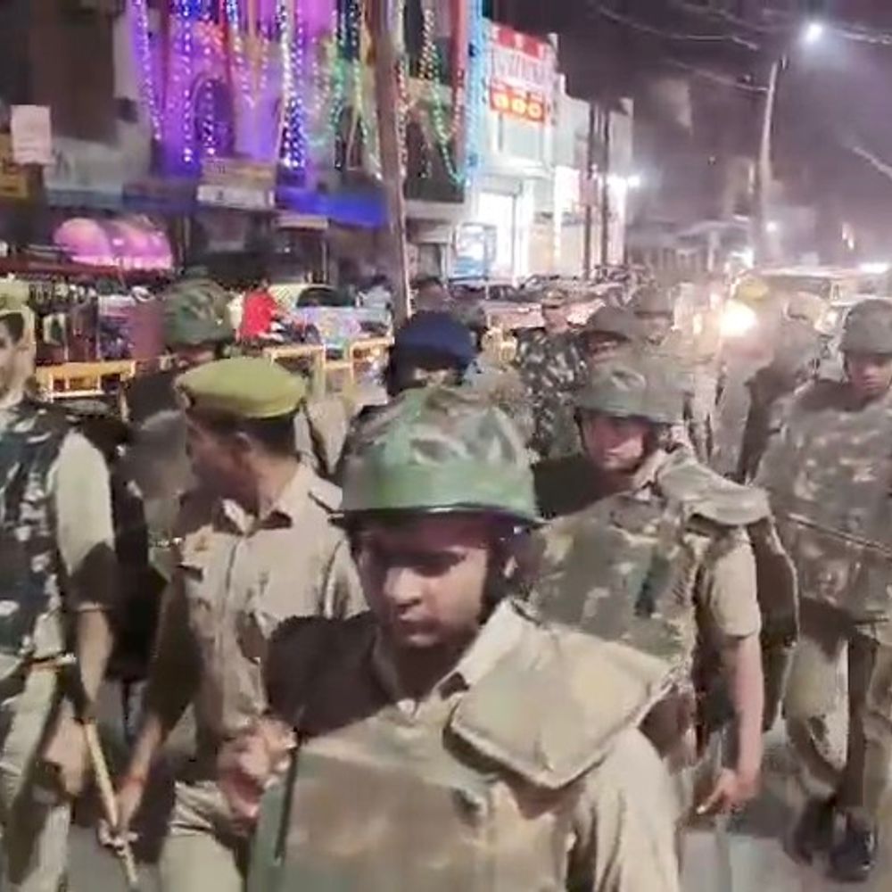 मुजफ्फरनगर में एसपी देहात के नेतृत्व में पुलिस का फ्लैग:संवेदनशील इलाकों में तीन थानों की फोर्स ने की पैदल गश्त, सुरक्षा का संदेश