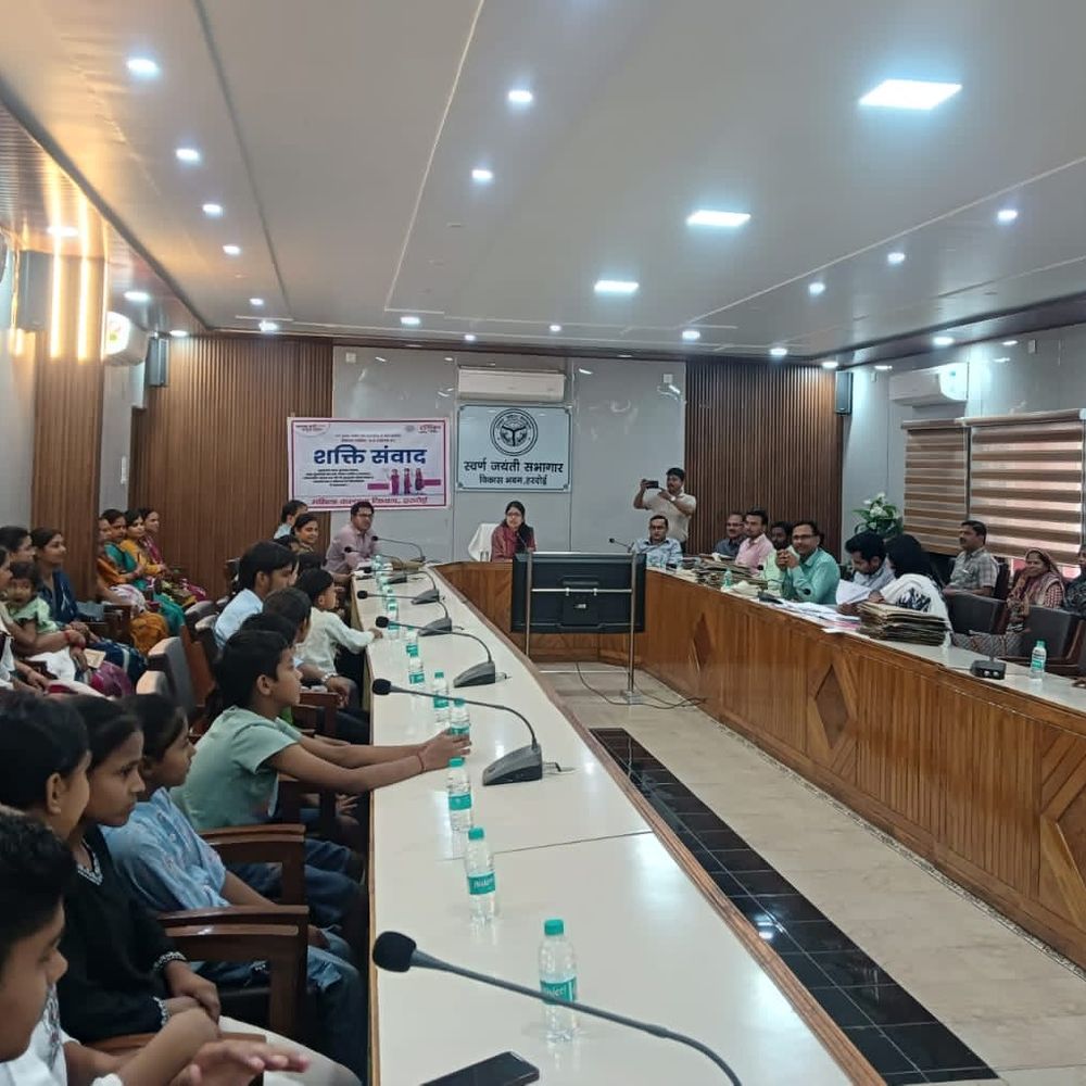 शक्ति संवाद में सीडीओ ने सुनी छात्राओं की समस्याएं:हरदोई में मिशन शक्ति 5.0 के तहत सीडीओ ने छात्राओं से संवाद किया