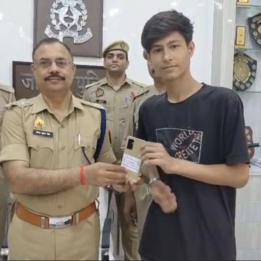 जालौन पुलिस ने 160 गुमशुदा मोबाइल बरामद किए:करीब 24 लाख रुपए के फोन मालिकों को लौटाए गए