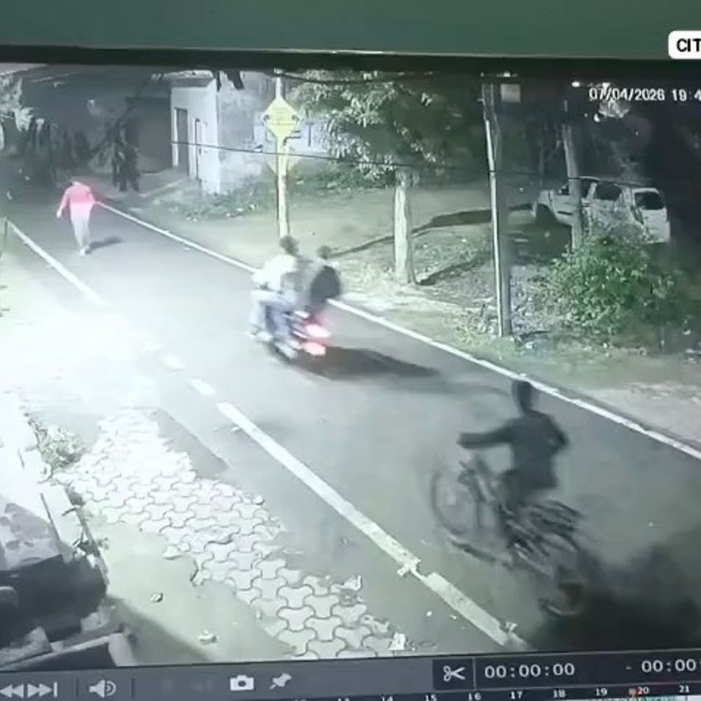 मुजफ्फरनगर में बाइक सवार युवकों की गुंडागर्दी:राहगीरों को पीछे से थप्पड़ मार कर भागे जाते, सीसीटीवी में हुए कैद