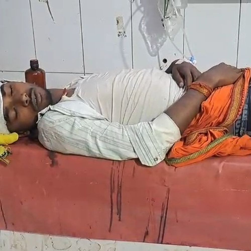 बाइक सीखते समय पेड़ से टकराया युवक, गंभीर घायल:जमुई में गांधी आश्रम के पास हुआ एक्सीडेंट, सदर अस्पताल में एडमिट