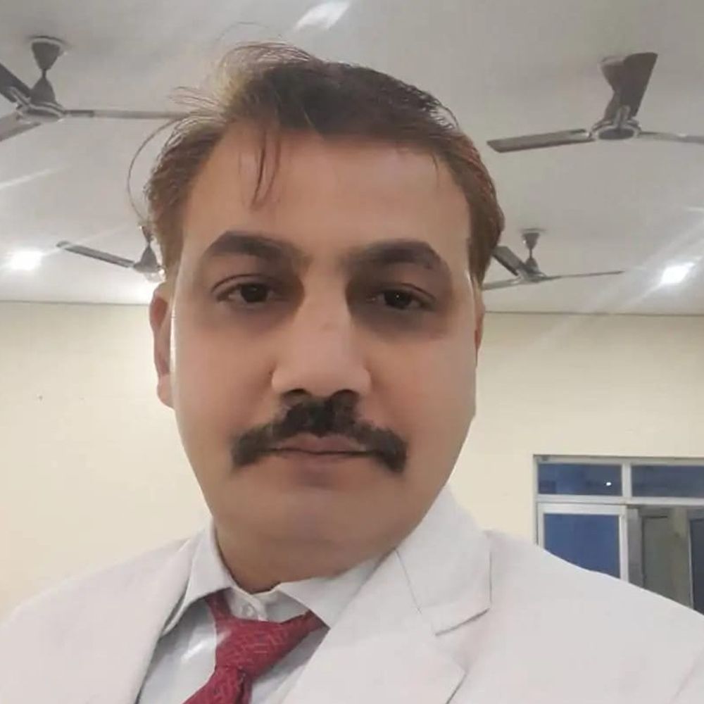 हाथरस में प्रॉपर्टी डीलर की हत्या का मामला:चौकी प्रभारी और बीट सिपाही निलंबित, आरोपियों की सरगर्मी से तलाश कर रही पुलिस