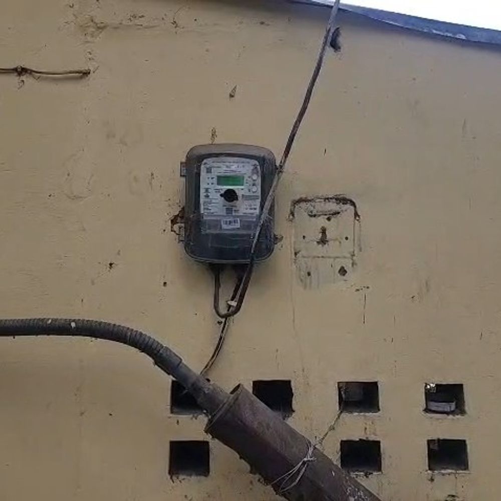 स्मार्ट मीटर ने काटी ग्रामीण अभियंत्रण विभाग की बिजली:पीलीभीत में 7 दिनों से अंधेरे में दफ्तर, सवा लाख का बिल बकाया