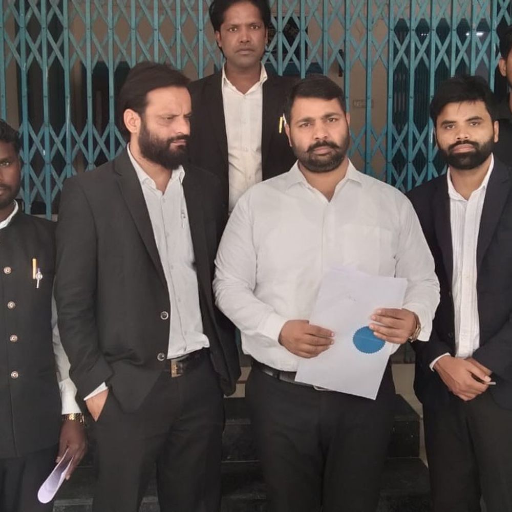 फतेहपुर में कब्रिस्तान की जमीन पर पानी टंकी निर्माण जारी:हाइकोर्ट के स्थगन आदेश के बाद भी हो रहा काम, अधिवक्ताओं ने डीएम को सौंपा ज्ञापन