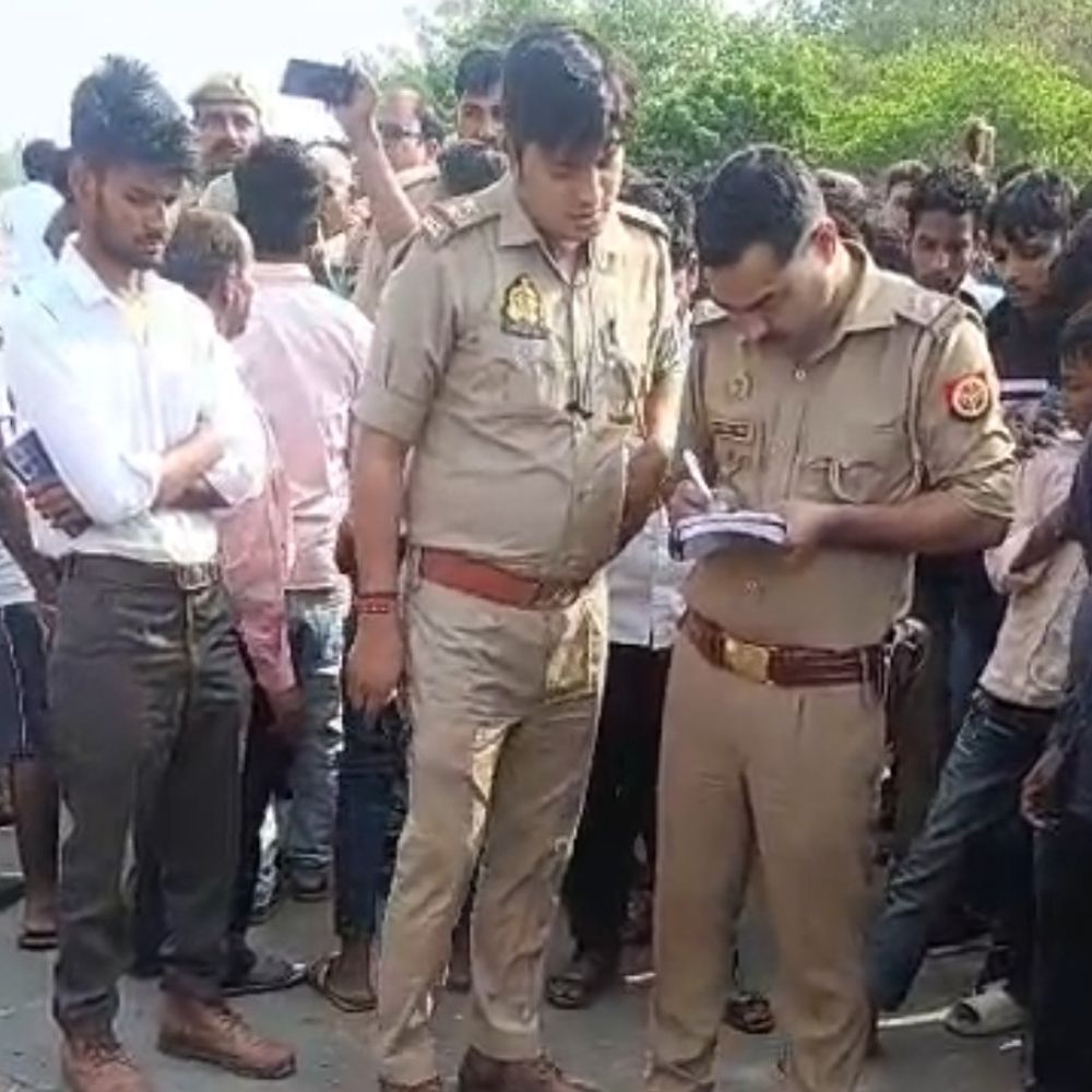 बस्ती में ट्रेलर ने ग्रामीण को रौंदा, मौके पर मौत:शॉर्ट कट मार्ग पर हादसा, बैंक जाने के लिए घर से निकले थे