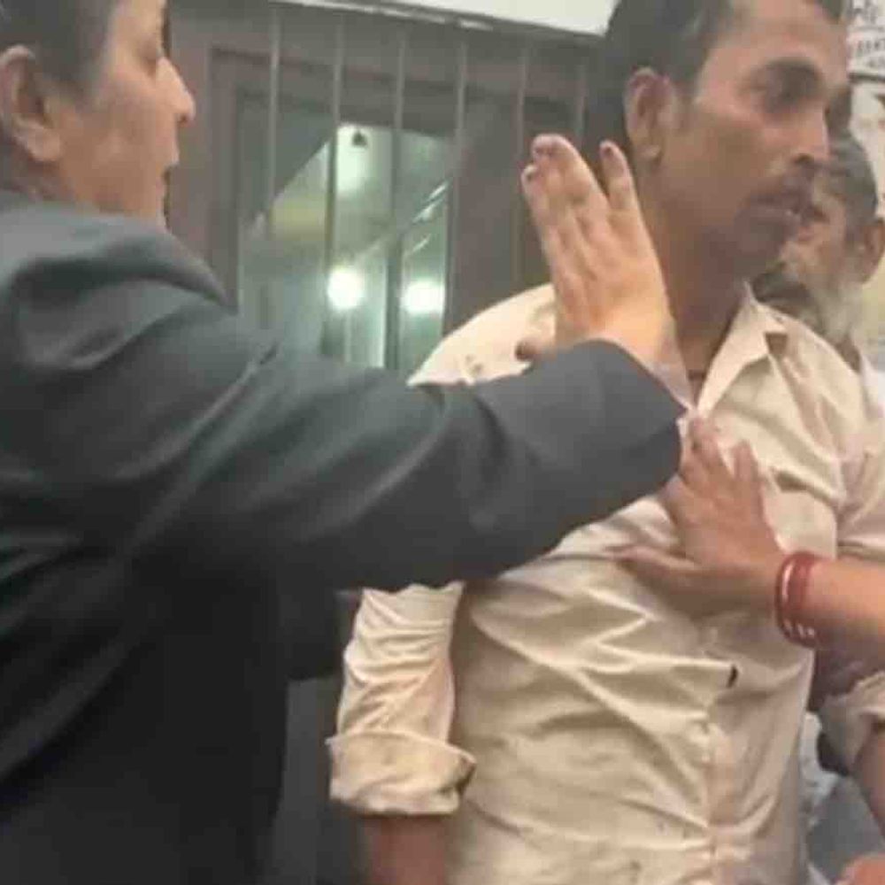 गाजियाबाद कोर्ट में महिला वकील ने CPR दी:सिमरन रंधावा ने बिगड़ी तबीयत वाले व्यक्ति की जान बचाई