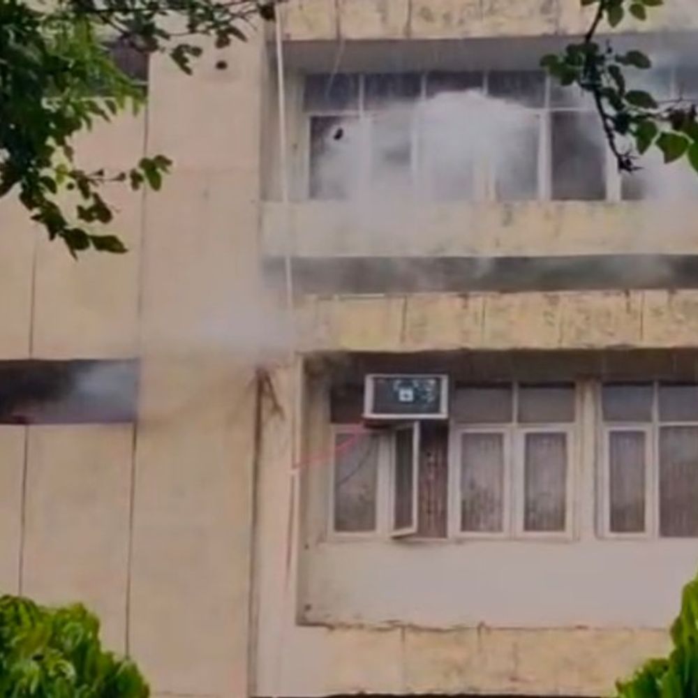 शाहजहांपुर विकास भवन की दूसरी मंजिल में आग लगी:मनरेगा कार्यालय की खिड़की से निकलीं लपटें, दमकल टीम ने पाया काबू