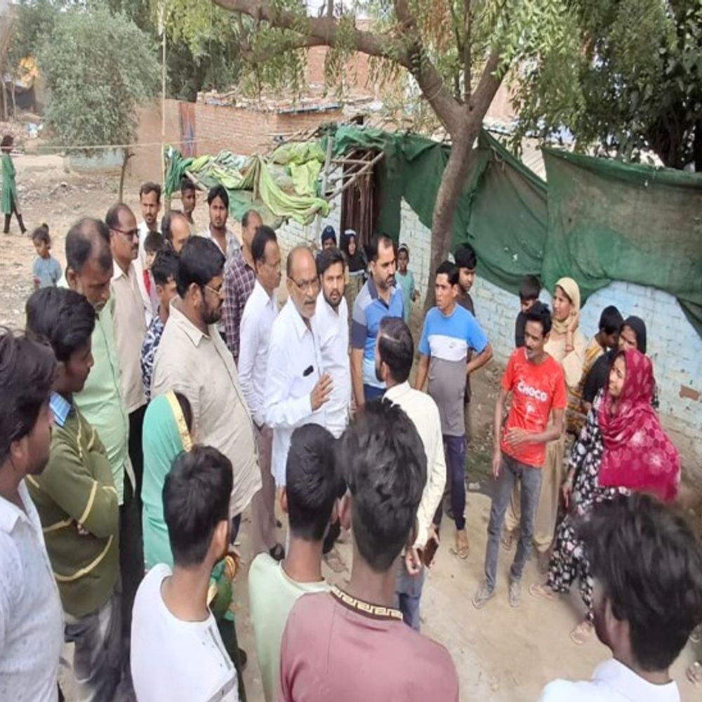 शाहजहांपुर में कांग्रेसियों के विरोध से जेसीबी वापस लौटी:नाला निर्माण के लिए हटाया जा रहा था अतिक्रमण, जिलाध्यक्ष बोले-पहले रहने की व्यवस्था कराओ