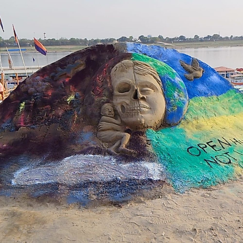 प्रयागराज में 'War vs Humanity' थीम पर सैंड आर्ट:कलाकारों ने संगम की रेती पर युद्ध के खिलाफ मानवता का संदेश दिया
