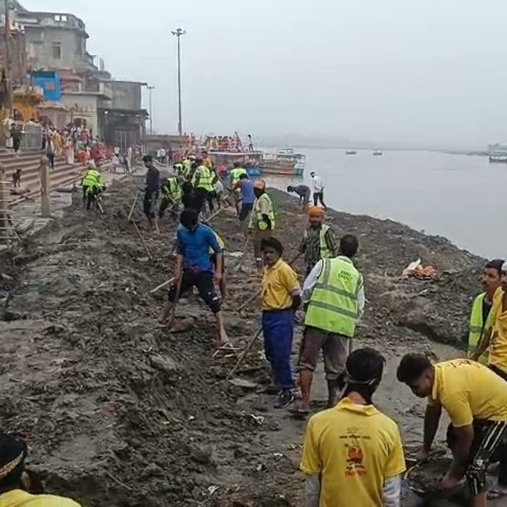 यमुना घाटों पर चला स्वच्छता अभियान:नगर निगम ने तेज की सफाई व्यवस्था, मिट्टी-गंदगी हटाई जा रही