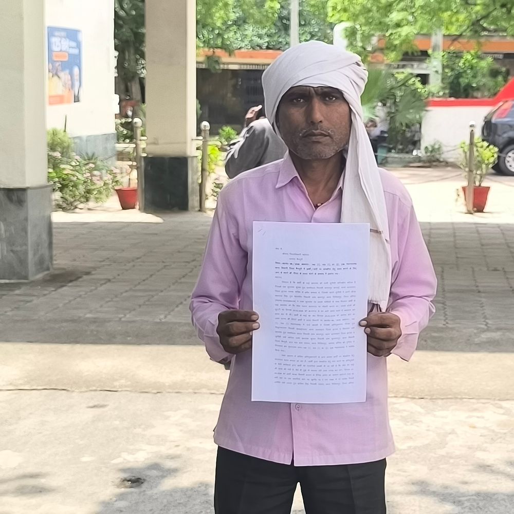 
                 मैनपुरी में वादी पर समझौते का दबाव:कासगंज से लौटते समय आरोपियों ने गाड़ी से कुचलने की कोशिश की, जिलाधिकारी से की शिकायत 
            