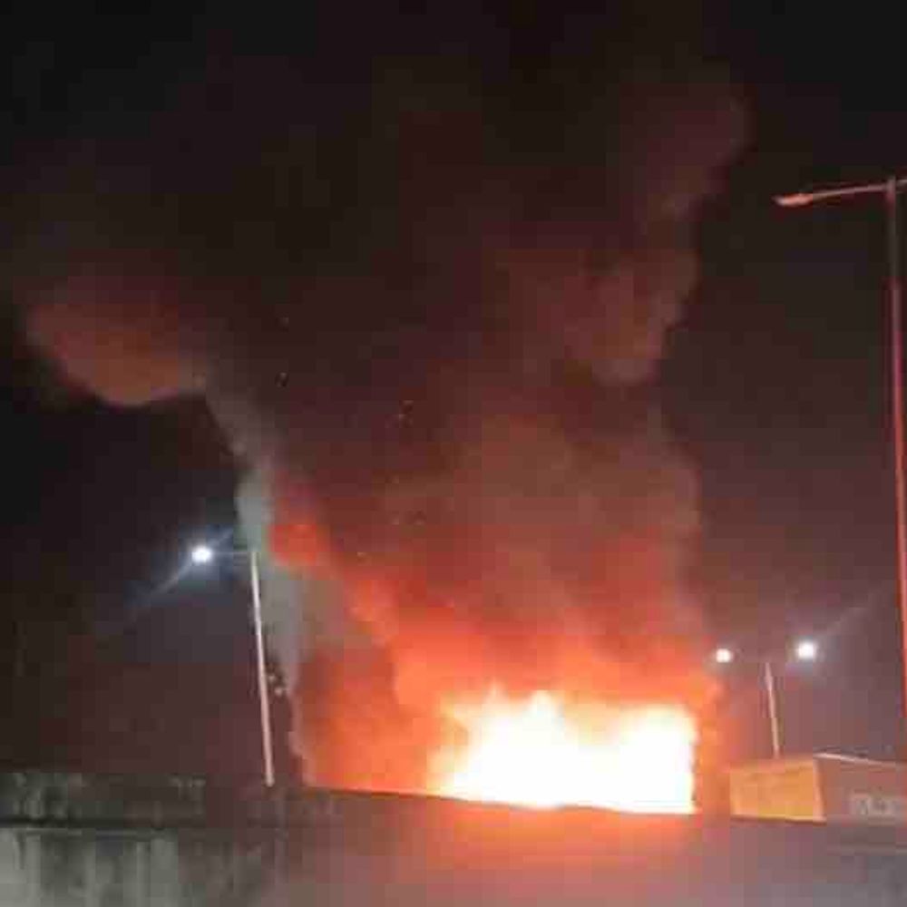 वाहन की टक्कर से कार में लगी आग:कानपुर में तीन लोगों ने कूदकर बचाई जान, हाईवे पर लंबा जाम लगा