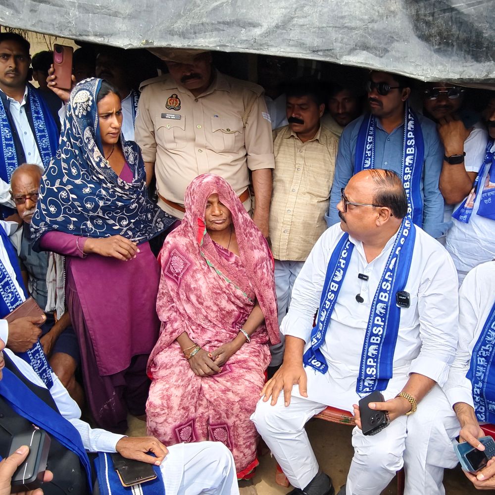 
                 बसपा प्रदेश अध्यक्ष विश्वनाथ पाल कौशांबी पहुंचे:मृतका के परिजनों से मिले, प्रदेश में जंगलराज होने का आरोप लगाया 
            