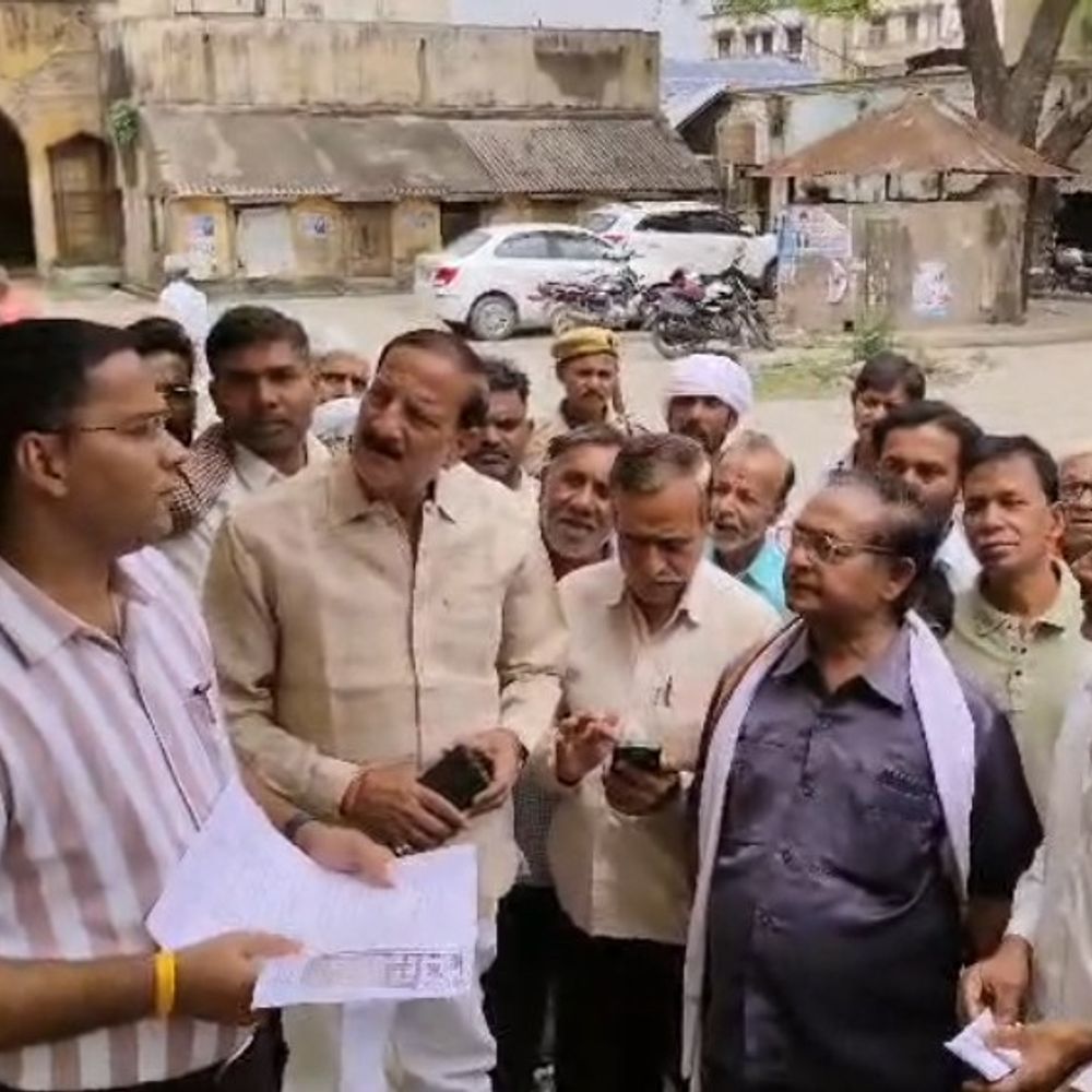 घाटमपुर में बारिश-ओलावृष्टि से फसल बर्बाद:किसानों ने SDM को ज्ञापन सौंपकर मुआवजे की मांग की