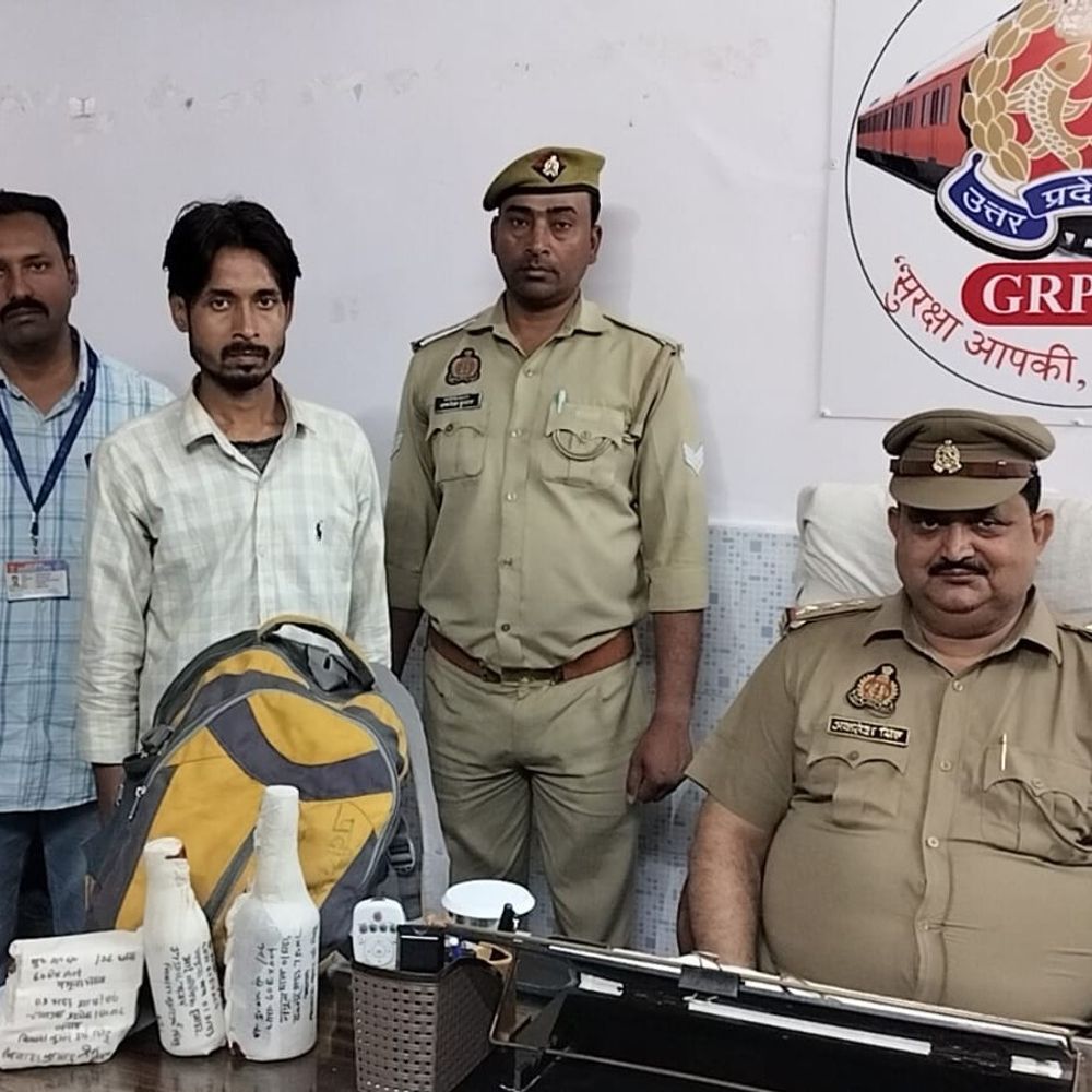 प्रयागराज छिवकी स्टेशन पर शराब तस्कर गिरफ्तार:20 हजार की शराब के साथ पटना का युवक दबोचा, बिहार में खपाने की तैयारी
