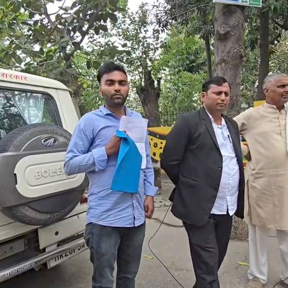 जेई पर ट्रांसफार्मर, पोल चुराने का आरोप:मुजफ्फरनगर में पीड़ित ने कलेक्ट्रेट पहुंचकर सौंपे वीडियो और कॉल डिटेल