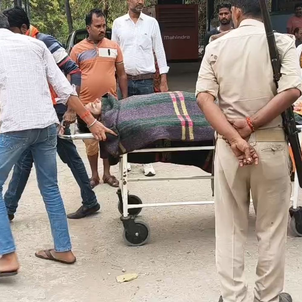 भभुआ सदर अस्पताल युवक को ‘ब्रॉट डेड’ घोषित किया:परिजनों का दावा- 3.5 घंटे तक जिंदा था, डॉक्टरों ने आरोप नकारे, जांच की मांग