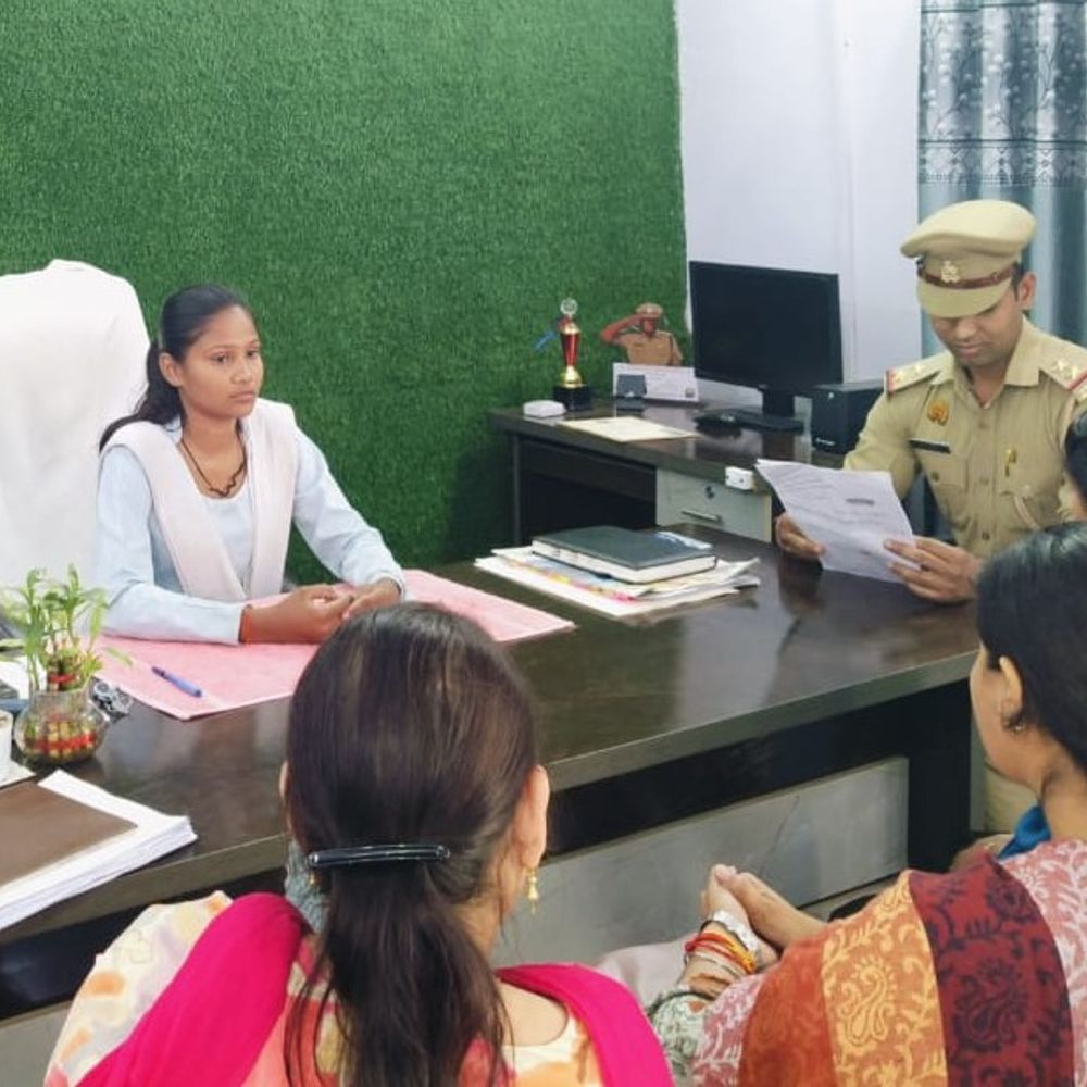 मुजफ्फरनगर में छात्राओं ने संभाली थानों की कमान:मेधावी बालिकाएं बनीं एक दिन की थाना प्रभारी, समझीं पुलिसिंग की जिम्मेदारियां