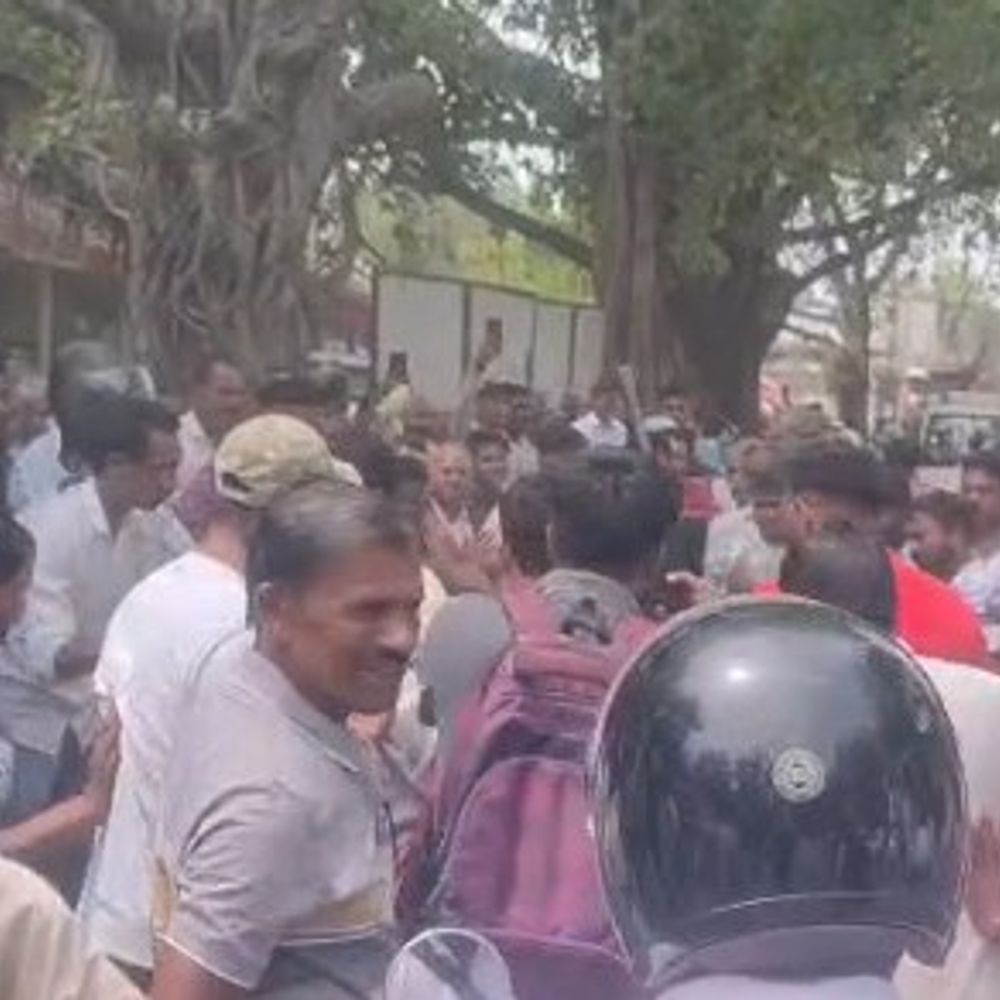 पूर्णिया में बाइक चोरी करते रंगे हाथ धराया चोर:  गुस्साए लोगों ने चोर को पीटा, पुलिस ने भीड़ के बीच से सुरक्षित निकाला – Purnia News