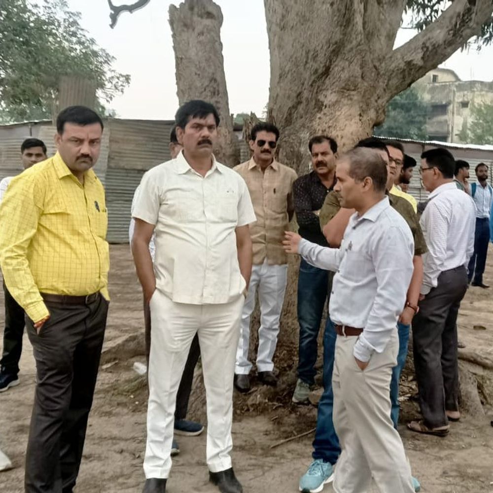 महराजगंज कॉलेज में फंदे से लटका मिला युवक का शव:साइकिल स्टैंड के पास फुटबॉल खेलने के लिए लगे लोहे के खंभे से लटकी थी लाश