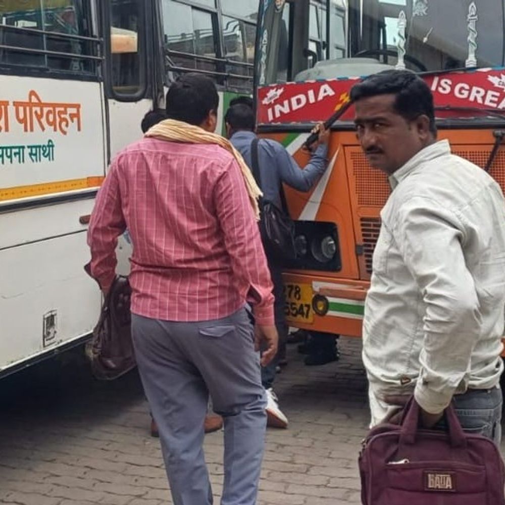 फर्रुखाबाद बस स्टॉप पर चालक-परिचालकों में विवाद:दिल्ली जाने वाली बसों को पहले भेजने पर हुई धक्का-मुक्की