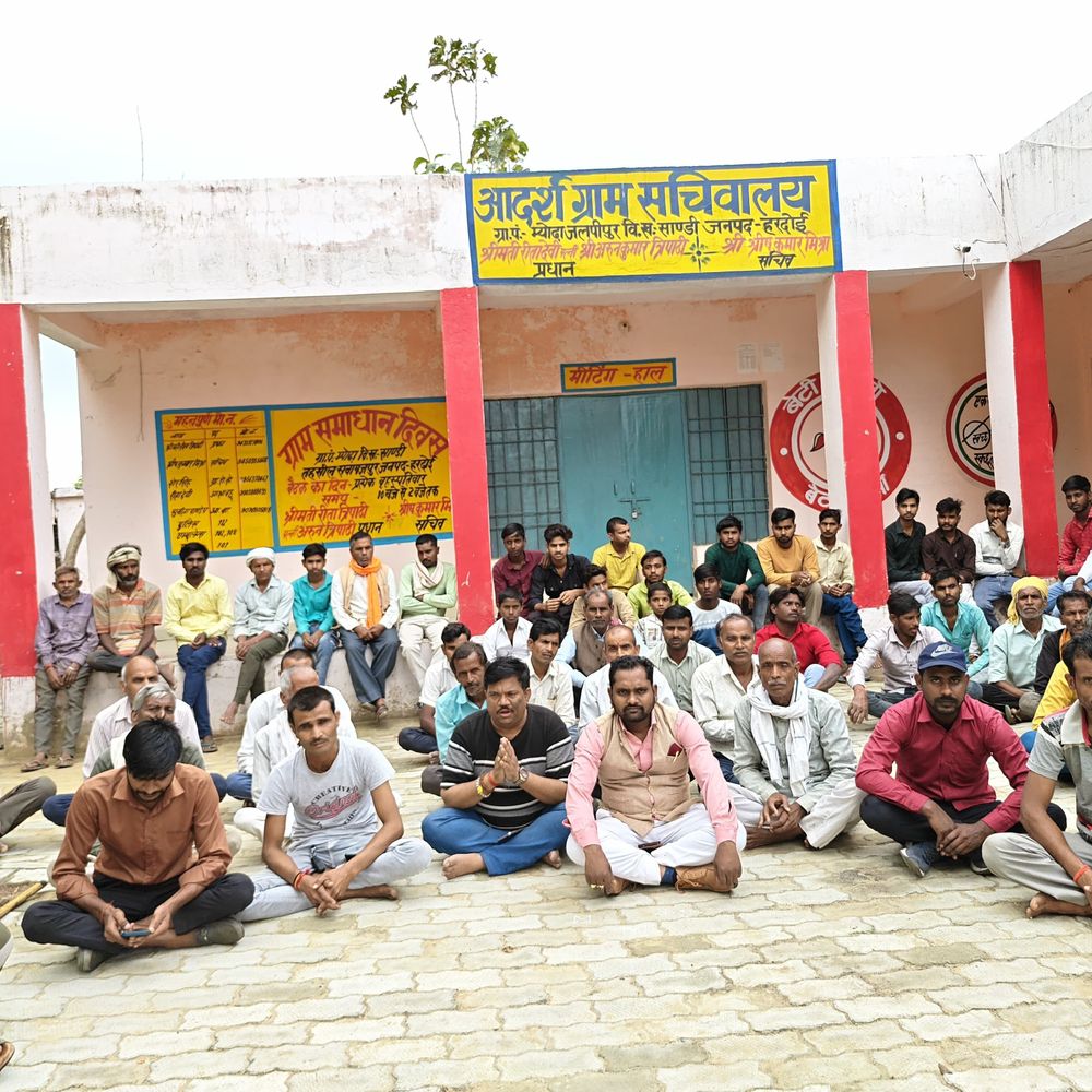 एसडीएम के न पहुंचने पर ग्रामीण धरने पर बैठे:प्रधान पद रिक्त, कमेटी गठन न होने से विकास कार्य ठप