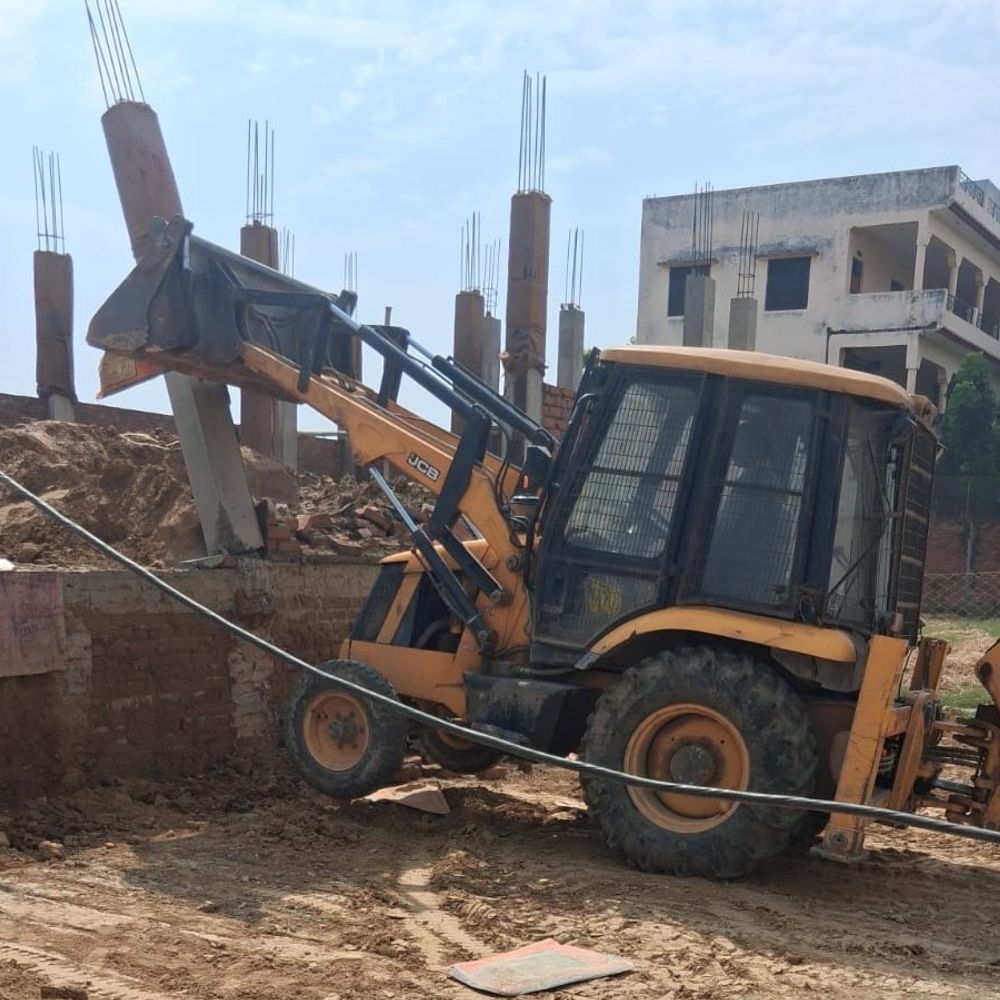 PDA ने झूंसी में 10 बीघा अवैध प्लाटिंग ध्वस्त की:नाले और ग्राम सभा की जमीन पर कब्जेदारों पर चला बुलडोजर