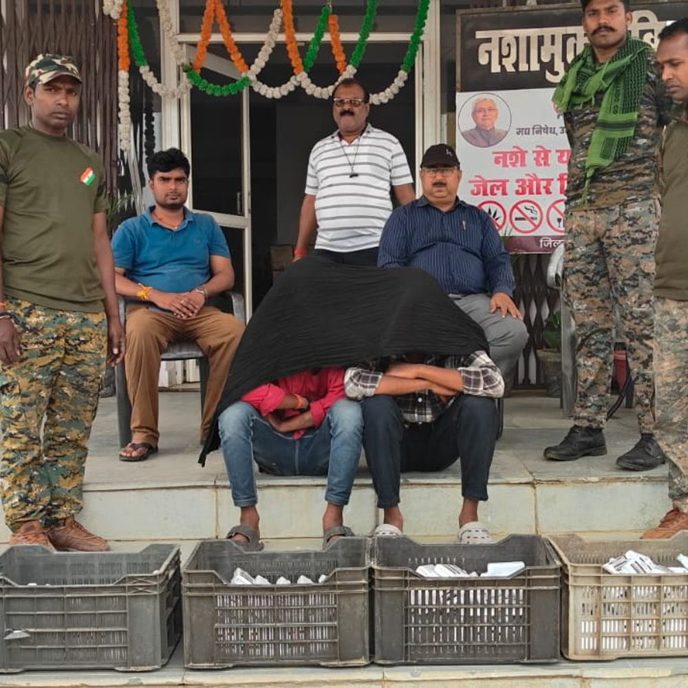 जमुई में तस्करों ने ऑटो में बनाया तहखाना:  विदेशी शराब की बड़ी खेप बरामद, 2 तस्कर गिरफ्तार, देवघर से बरौनी जा रही थी सप्लाई – Jamui News