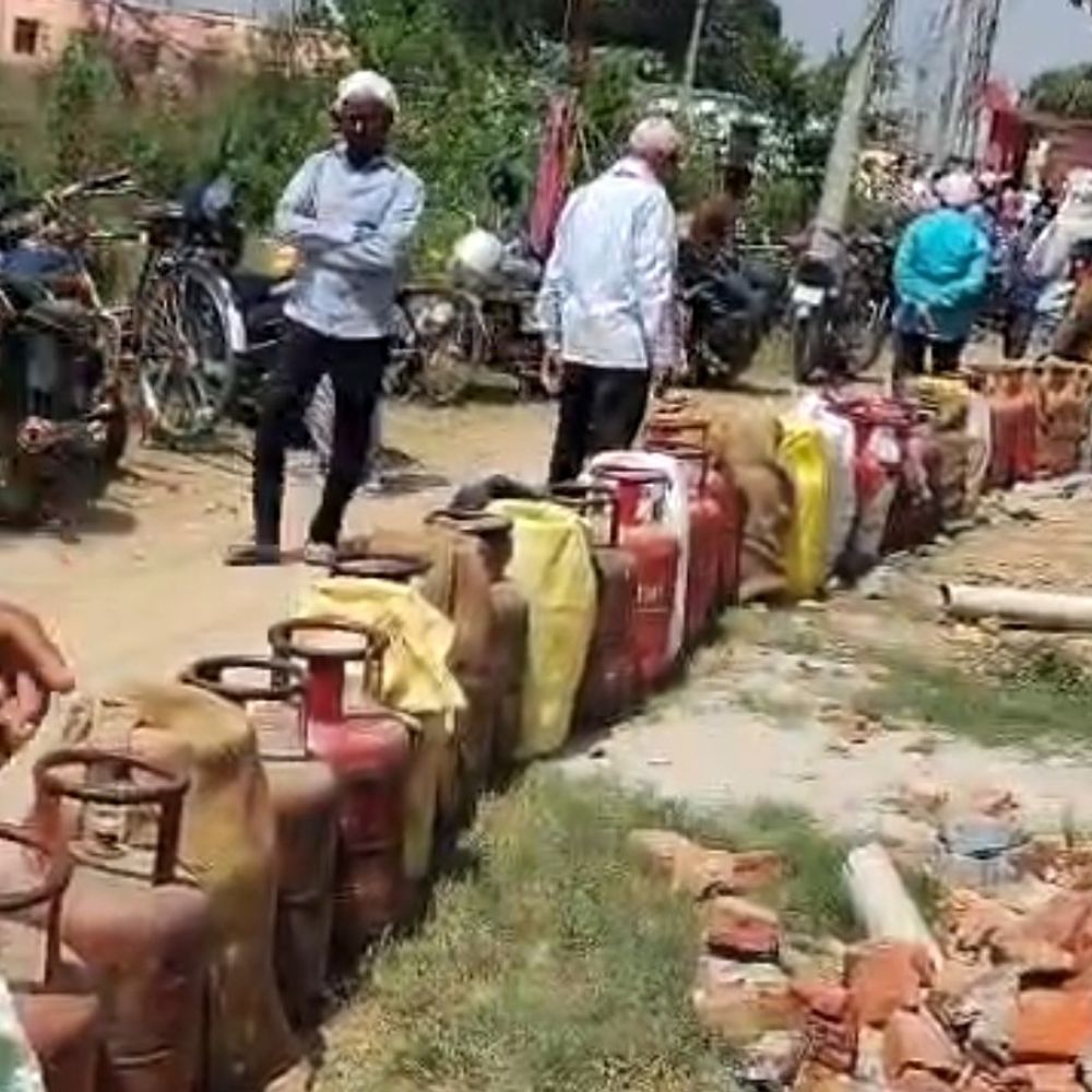 देवरिया में गैस संकट गहराया, 90 हजार सिलेंडर का बैकलॉग:मांग बढ़ने से आपूर्ति घटी, उपभोक्ता परेशान