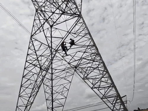 गुरदासपुर में बाप-बेटा 200 फीट ऊंचे हाईटेंशन टावर पर चढ़े,VIDEO:  10 घंटे से उतरे नहीं, पिता बोले-पुलिस बेटे को जबरन उठा ले गई, ASI रंजिश रखता – Pathankot News