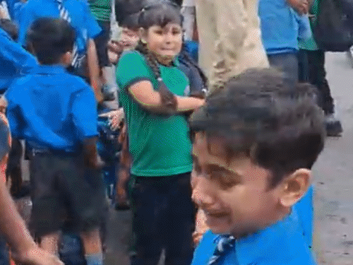 मेरठ में स्कूल बस पलटी, बच्चे चिल्ला-चिलाकर रोए:शीशा तोड़कर 35 बच्चों को निकाला; बोले- ड्राइवर अंकल मोबाइल देख रहे थे