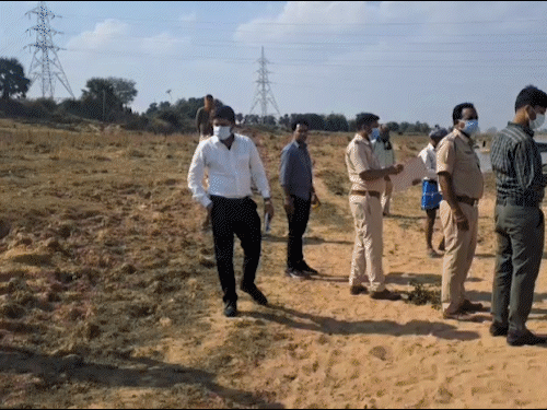 जमुई के कुंदर बराज में सिरकटी महिला का मिला शव:बालू में दबा धड़, 25 फीट दूर सिर; बॉडी को नोच रहे थे कुत्ते