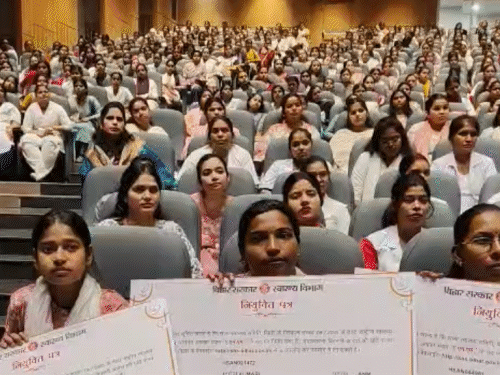 सीएम नीतीश ने 4954 ANM को नियुक्ति पत्र सौंपा:पटना में एएनएम बोलीं- नीतीश जी यहीं रहें, बिहार को नई ऊंचाई तक पहुंचाएं