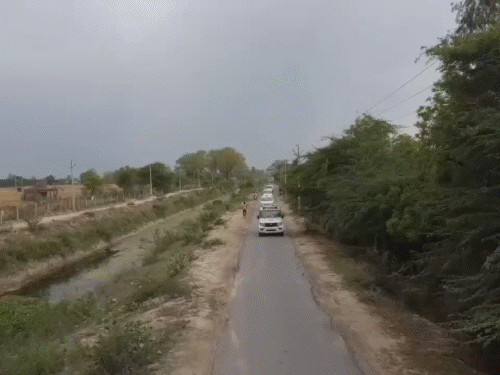 कानपुर में 20 साइबर ठगों को दौड़ाकर पकड़ा:एक और 'मिनी जामताड़ा' का भंडाफोड़; 17 गाड़ियों से 70 पुलिसवाले पहुंचे