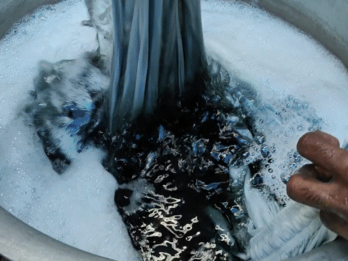 अमेरिका-ईरान वॉर से चिकन कपड़ों का एक्सपोर्ट ठप:लखनऊ में 22 करोड़ का माल फंसा, व्यापारी बोले- मांग 80% घटी; रंगाई 50% महंगी हुई