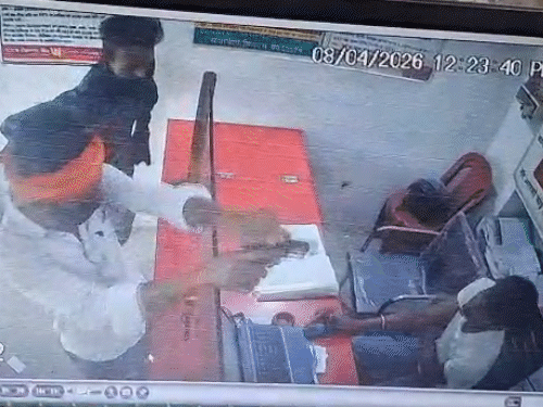 PNB के CSP सेंटर से 2 लाख की लूट; VIDEO:गयाजी में CCTV में वारदात कैद; 7 मिनट में काउंटर से कैश लेकर भागे बदमाश