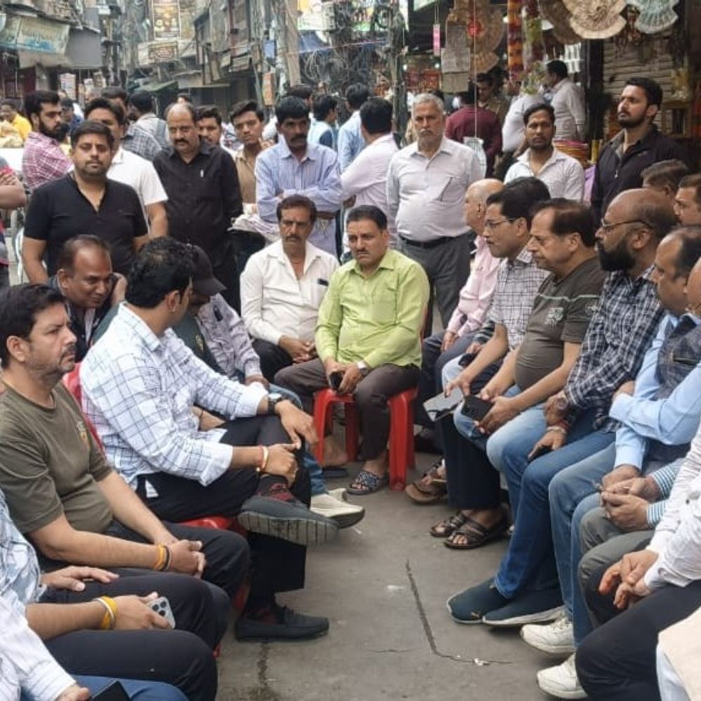 गैंगस्टर कार्रवाई के विरोध में सर्राफा बाजार बंद:मुजफ्फरनगर में व्यापारियों ने दिया धरना, गलत कार्रवाई का आरोप