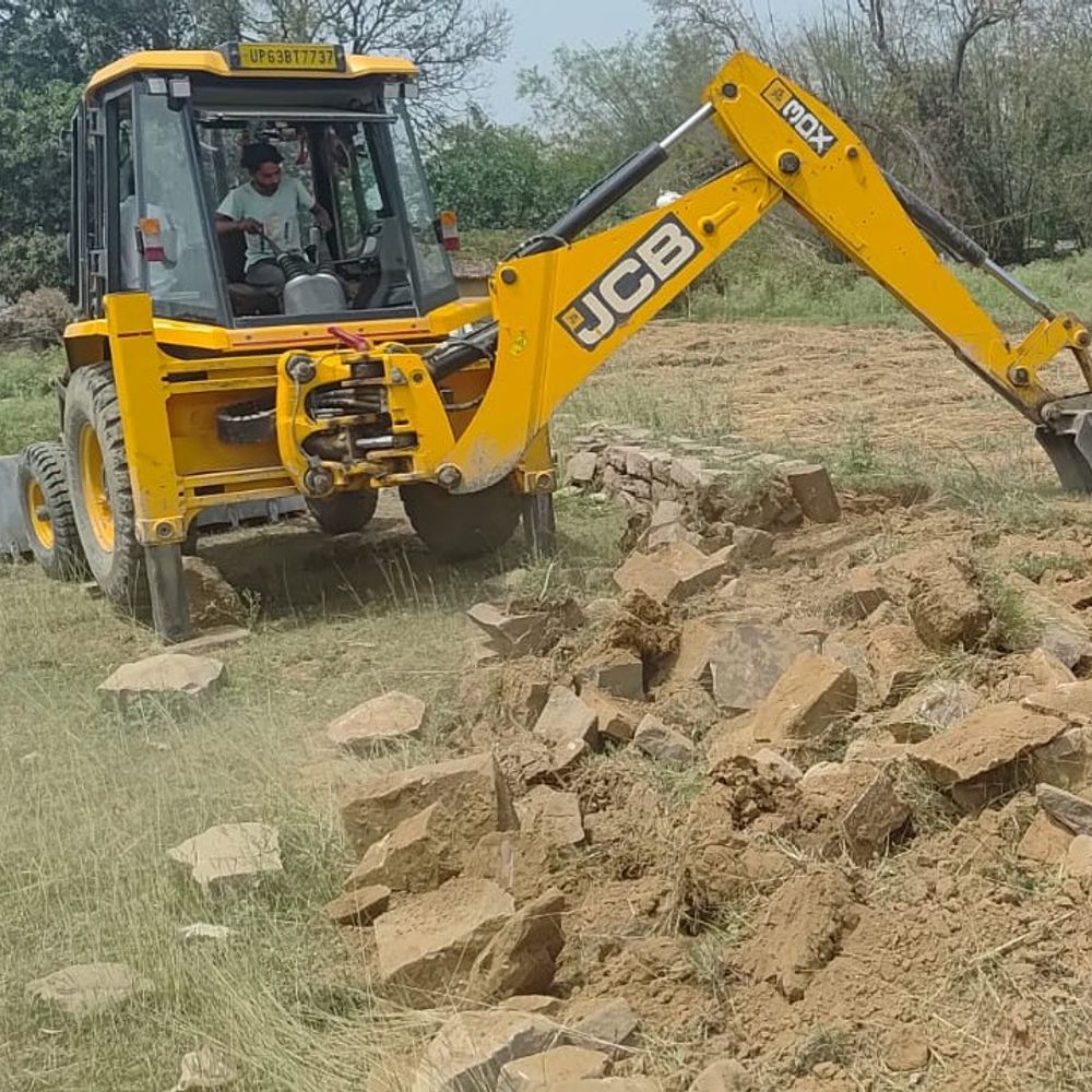 मिर्जापुर में अवैध प्लाटिंग पर कार्रवाई:3 बीघे में किए गए निर्माण को प्राधिकरण ने ध्वस्त किया