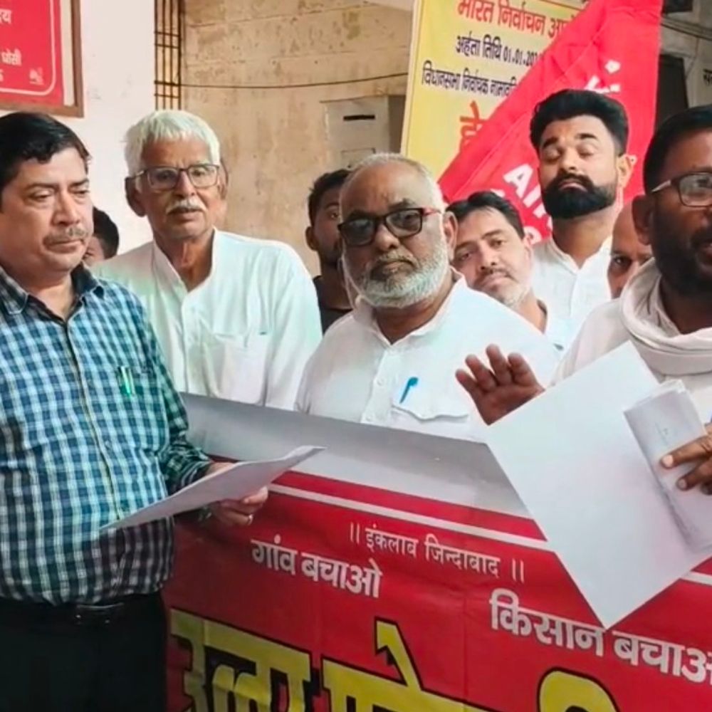 मऊ में गेहूं खरीद न होने पर किसानों का प्रदर्शन:उत्तर प्रदेश किसान सभा ने घोसी SDM को सौंपा ज्ञापन