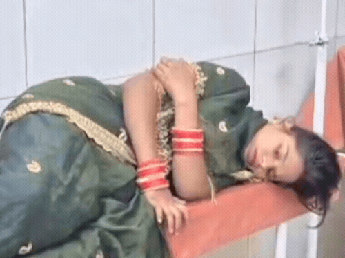 
                 हाथरस में डबल डेकर बस पलटी:कई यात्री घायल, गुड़गांव से फर्रुखाबाद जाते समय हादसा 
            