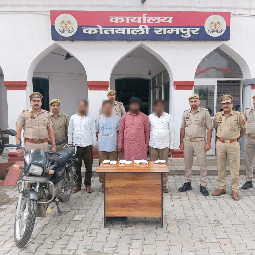 रामपुर में 506 ग्राम स्मैक के साथ 4 तस्कर गिरफ्तार:पुलिस ने नगदी, मोबाइल और बाइक बरामद की, केस दर्ज