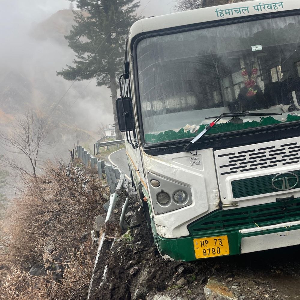भरमौर में हवा में लटकी एचआरटीसी बस:  पहाड़ी से मलबा गिरा, ड्राइवर की सूझबूझ से बची बच्चों और यात्रियों की जान – Bharmour News