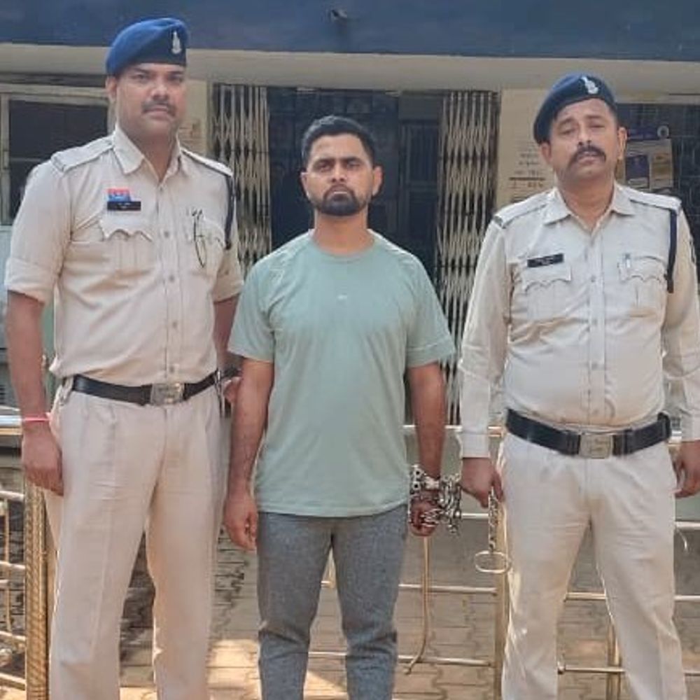 ऑनलाइन सट्टा गिरोह का मास्टरमाइंड गिरफ्तार:  दुर्ग में घर से गांजा और 35 बोतल शराब बरामद, 3 की पहले ही हो चुकी है गिरफ्तारी – durg-bhilai News