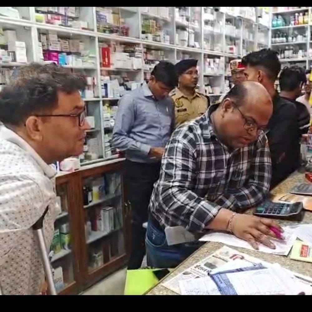 महराजगंज में नकली-नशीली दवाओं पर प्रशासन का शिकंजा:भारत-नेपाल सीमा पर दर्जनभर से अधिक मेडिकल स्टोरों पर छापेमारी, सैंपल लिए