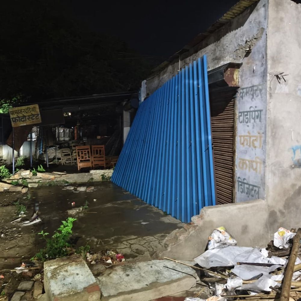 बाराबंकी कचहरी में बुलडोजर कार्रवाई:वकीलों के चैंबर तोड़े, अधिवक्ताओं में आक्रोश