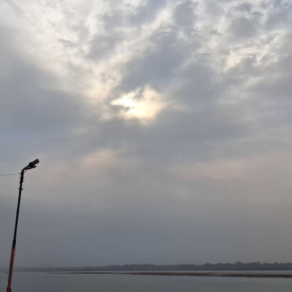 गाजीपुर में बदला मौसम, हल्की बूंदाबांदी:आसमान में छाए बादल, गेहूं कटाई पर किसानों की चिंता बढ़ी