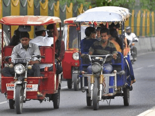 
                 आज से तय रूट पर चलेंगे ई- रिक्शा व आटो:कानपुर यातायात विभाग ने जारी किए अलग-अलग रंगों के QR कोड, बिना कोड वाले वाहनों पर होगी कार्रवाई 
            