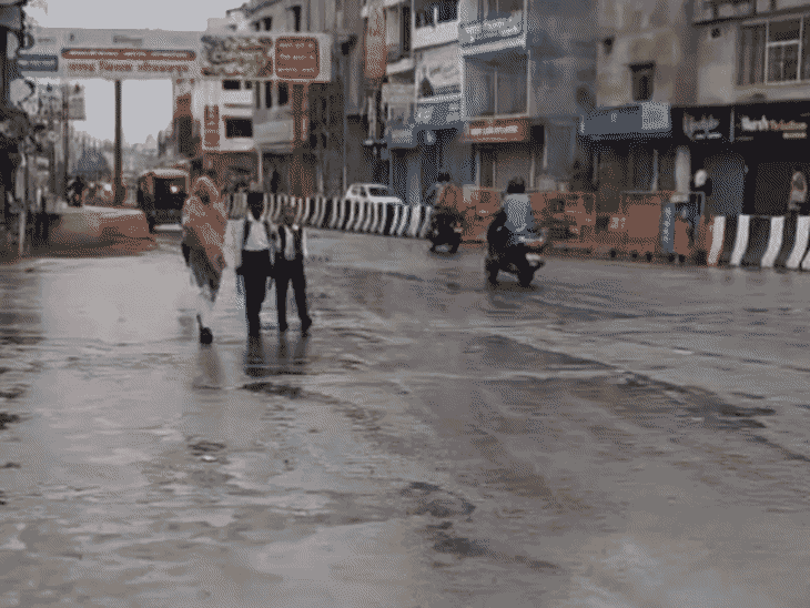 
                 गोरखपुर में बारिश से 10°C तक लुढ़का तापमान:स्कूली बच्चे भीगते हुए पढ़ने गए, 40km की स्पीड से हवा ने बढ़ाई ठंडी 
            