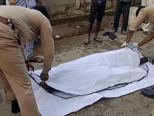 
                 युवक की हत्या कर लकड़ी की टाल में फेंका शव:अलीगढ़ के गांधी पार्क बस स्टैंड के पीछे मिट्‌टी में दबाया, हाथ पर लिखा है वीर 
            