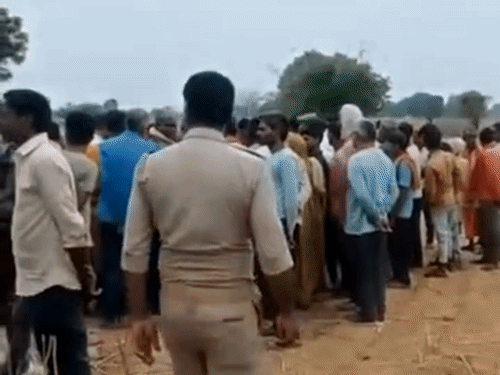 सोनभद्र में खलिहान में मिला व्यक्ति का शव:शरीर पर चोट के निशान, परिजनों ने जताई हत्या की आशंका; 3 लोग हिरासत में